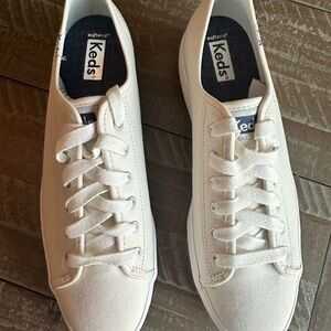 Brand new meds Triple Kick canvas sneakers 8.5